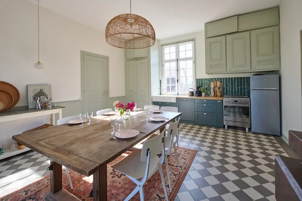La cuisine équipée du gîte et sa grande table de ferme