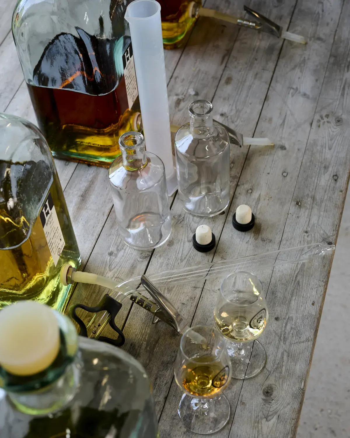 Verres, pipettes et flacons sur la table d’assemblage