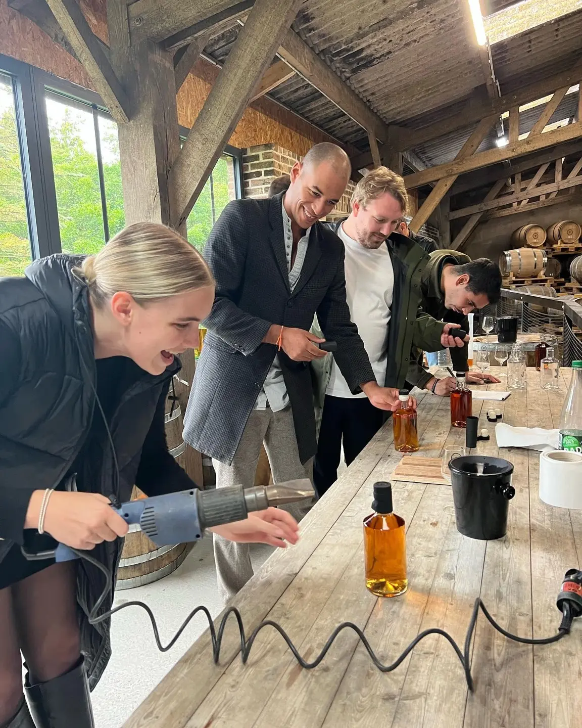Participants d’un atelier whisky autour de la table du chai