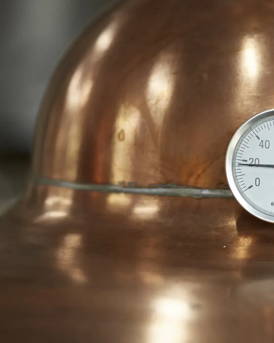Le cuivre de l’alambic Stupfler de la distillerie en gros plan (photo Guillaume Crochez, 2017)