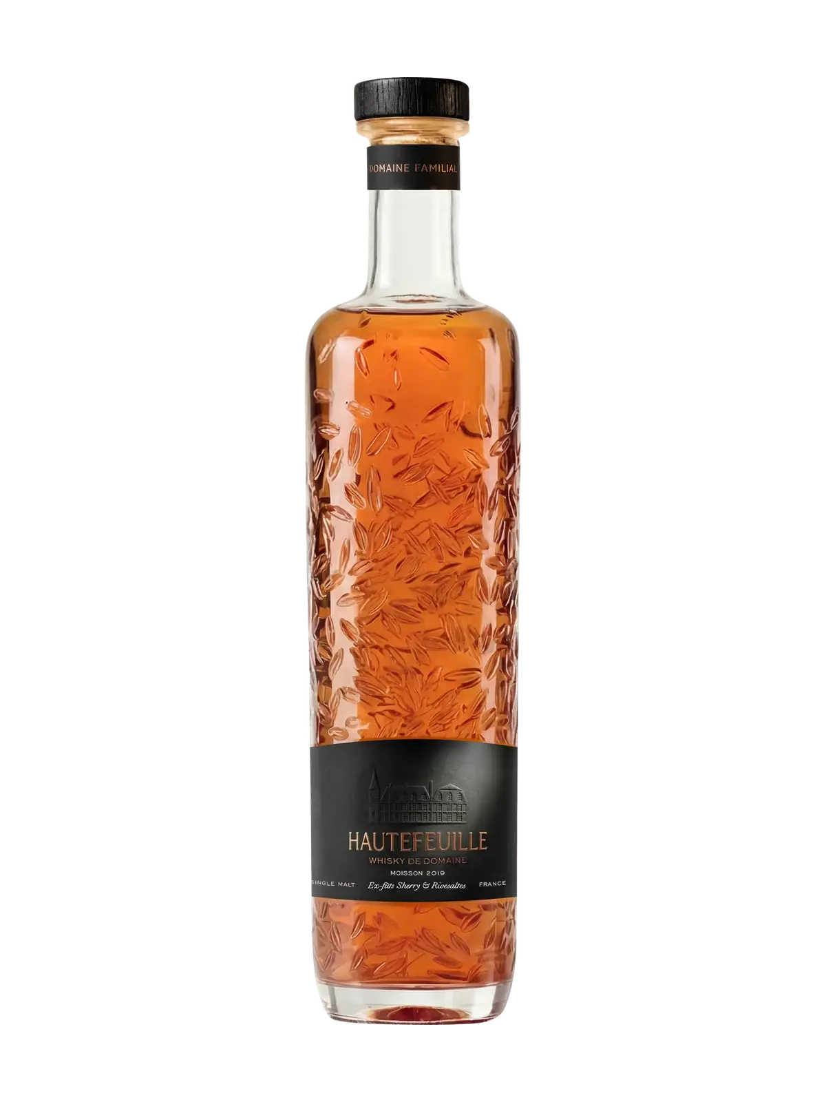 Bouteille du whisky de domaine Moisson 2019, ex-fûts Sherry et Rivesaltes, dans le flacon gaufré de grains d’orge, étiquette noire