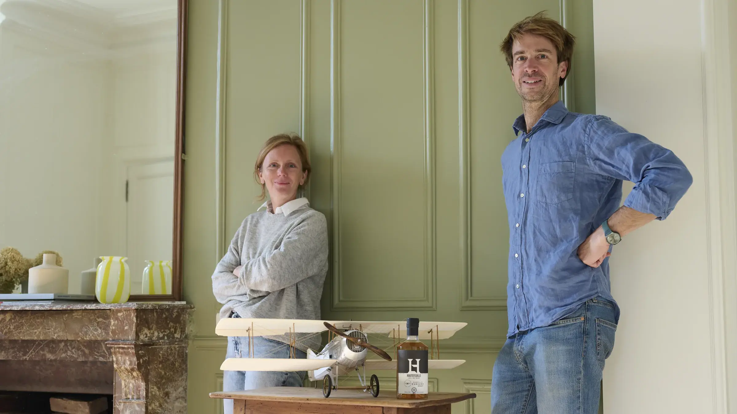 Étienne et Marie-Astrid d’Hautefeuille debout dans le salon aux boiseries vertes du gîte