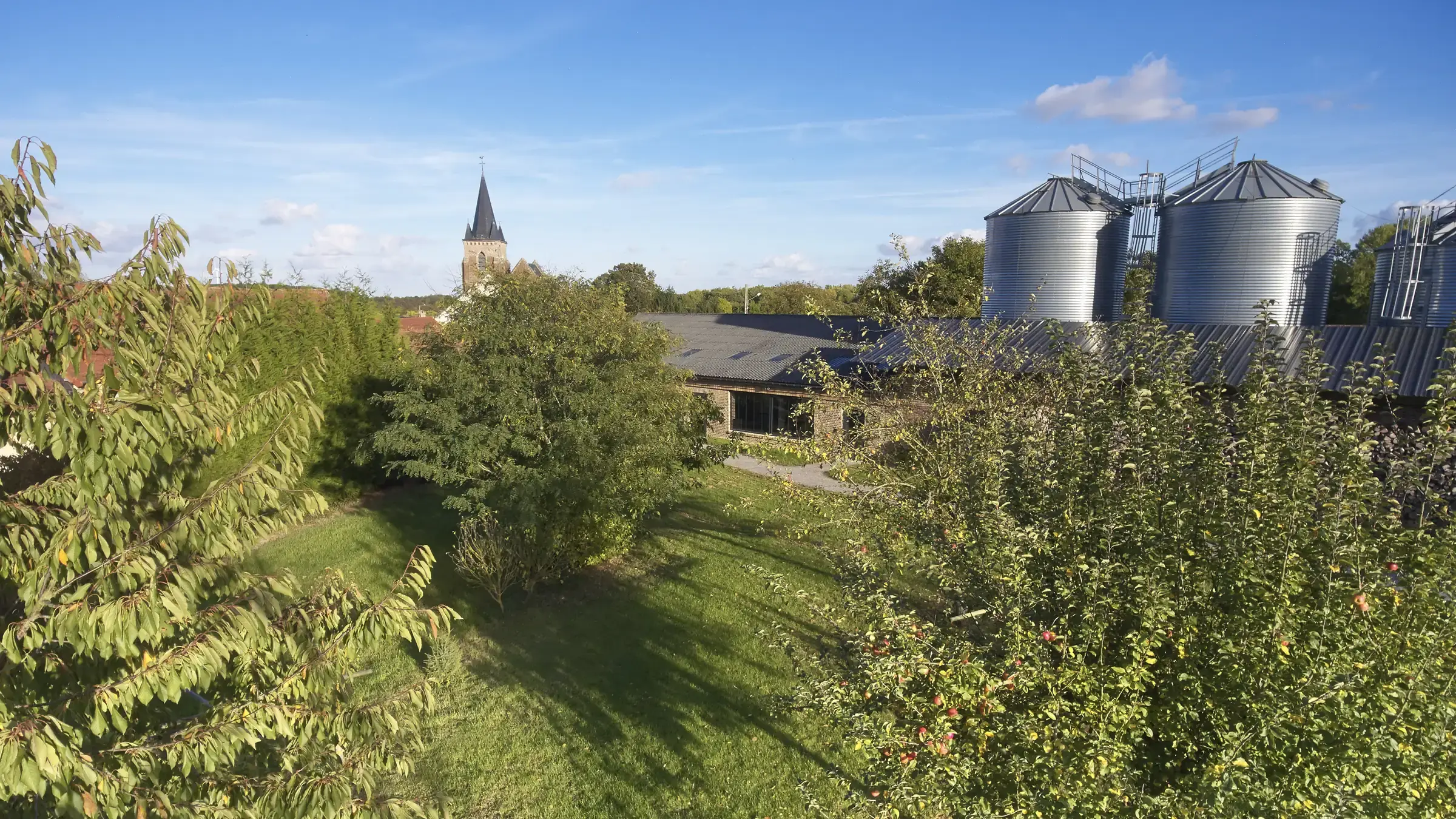 La ferme d’Hautefeuille, ses silos à grain et le clocher de Beaucourt-en-Santerre