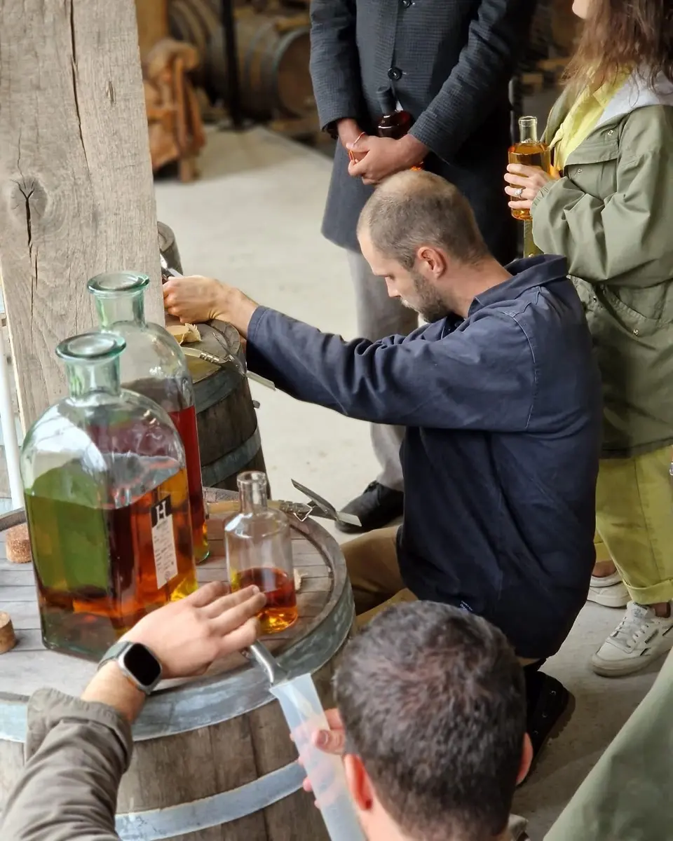 Les participants à l'atelier d'assemblage devant les barriques sélectionnées