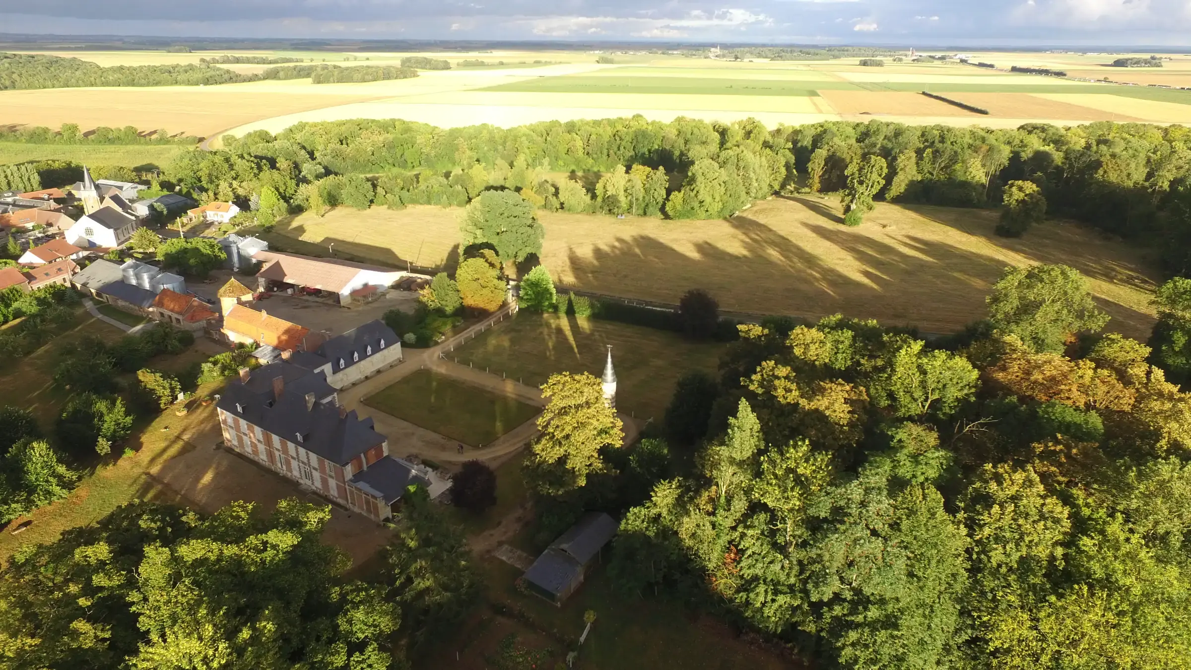 Vue aérienne du domaine d’Hautefeuille : le château, les bâtiments de la ferme et la plaine du Santerre
