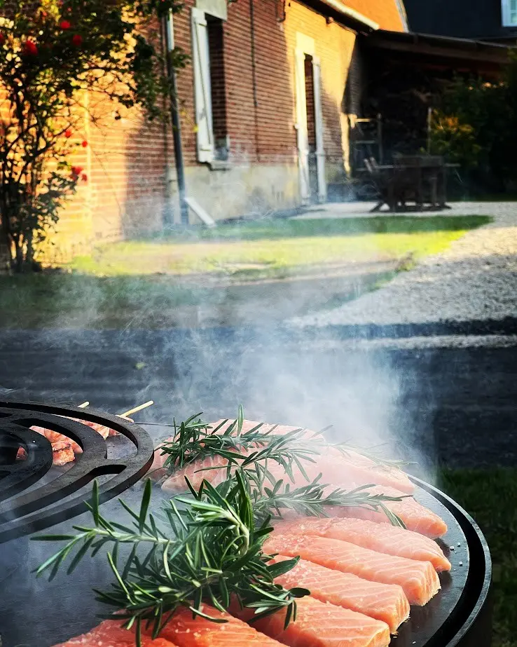 Cuisson au brasero dans la cour de la ferme, avec des légumes sur la plaque