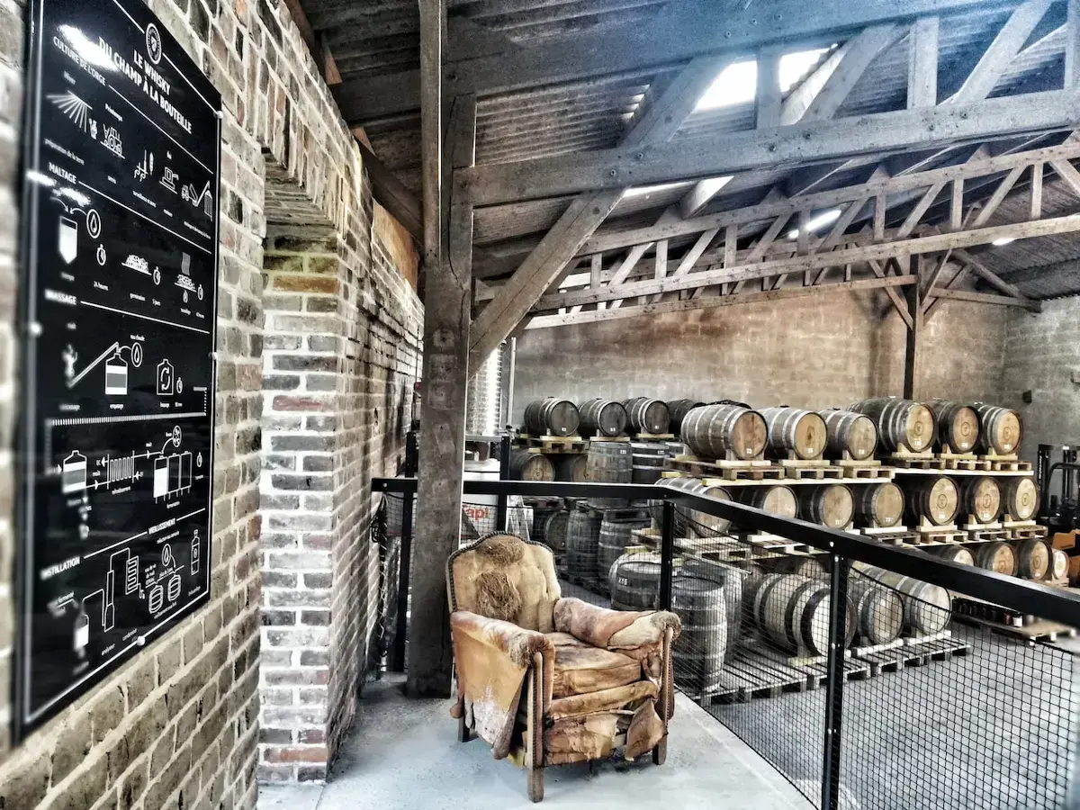 Le chai du Domaine d’Hautefeuille, ses barriques et son panneau pédagogique