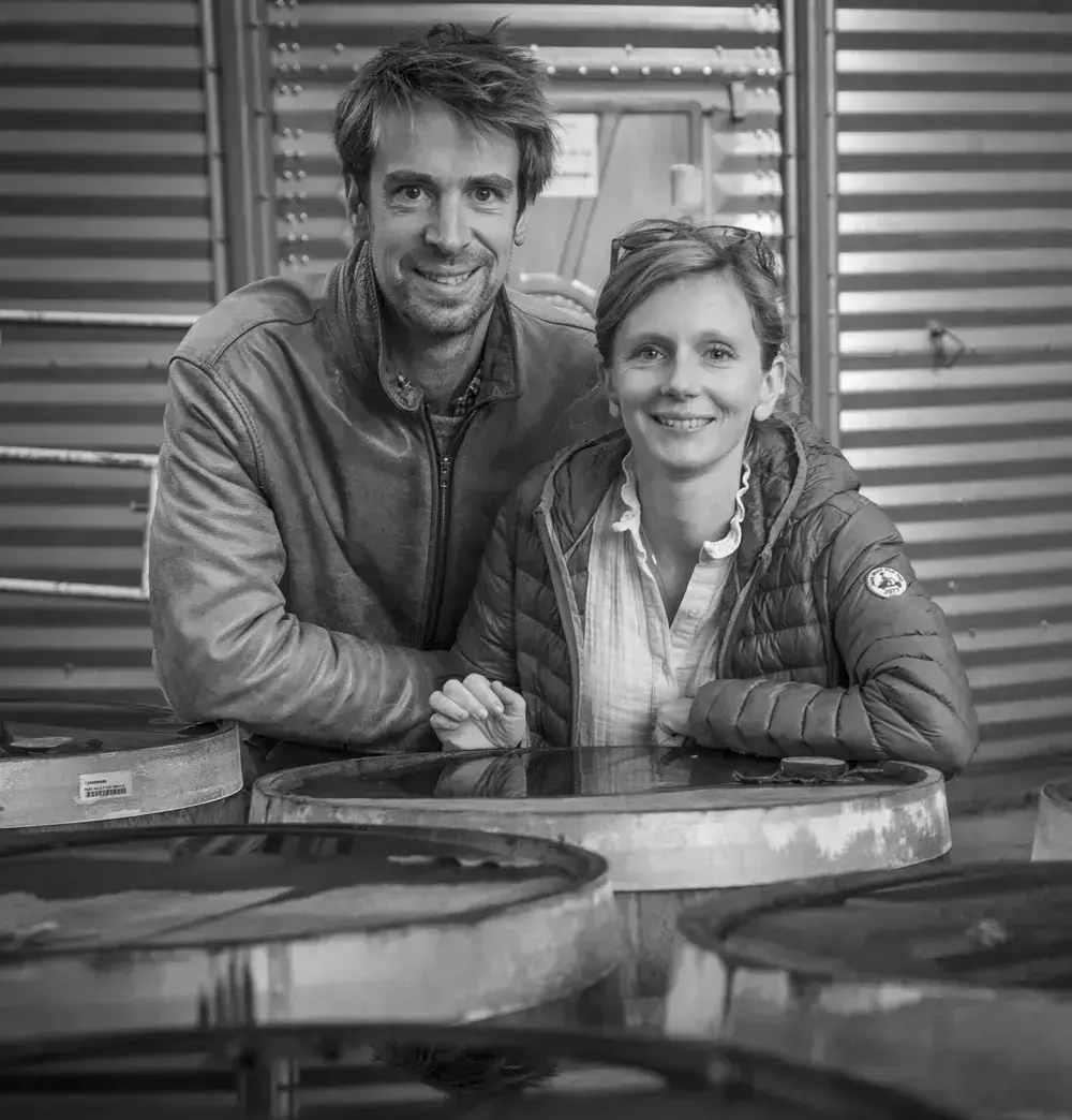 Étienne et Marie-Astrid d’Hautefeuille, fondateurs, dans le chai de la distillerie