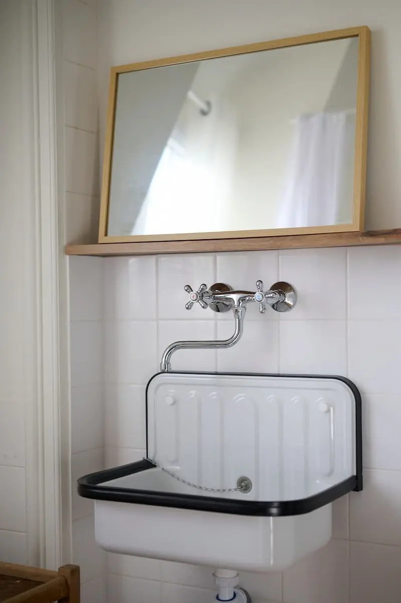 Salle de bain du gîte avec vasque rétro