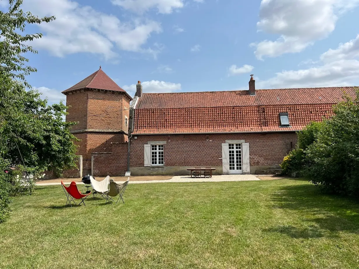 La Maison de la Distillerie, le gîte du domaine, vue depuis le jardin