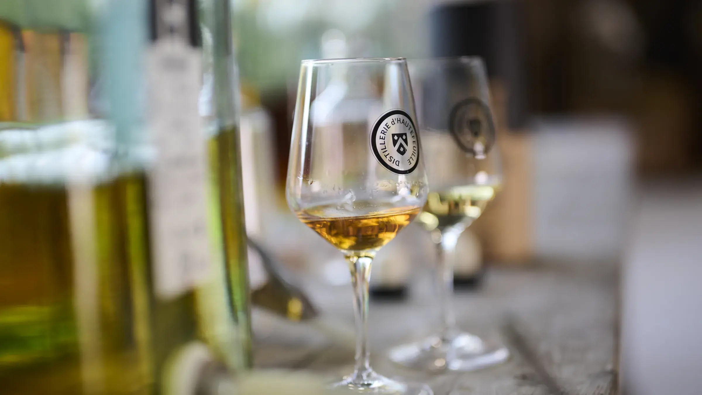 Verres de dégustation frappés du sceau, fioles et bouteilles d’échantillons, lumière dorée