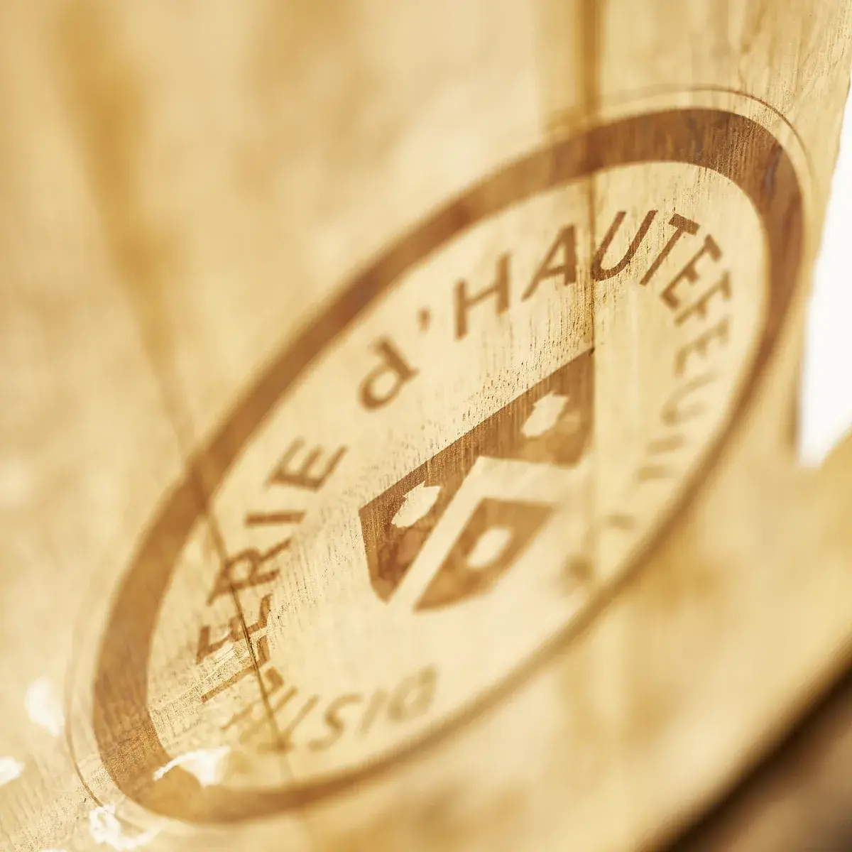 Sceau « Distillerie d’Hautefeuille » marqué au fer sur une caisse en bois