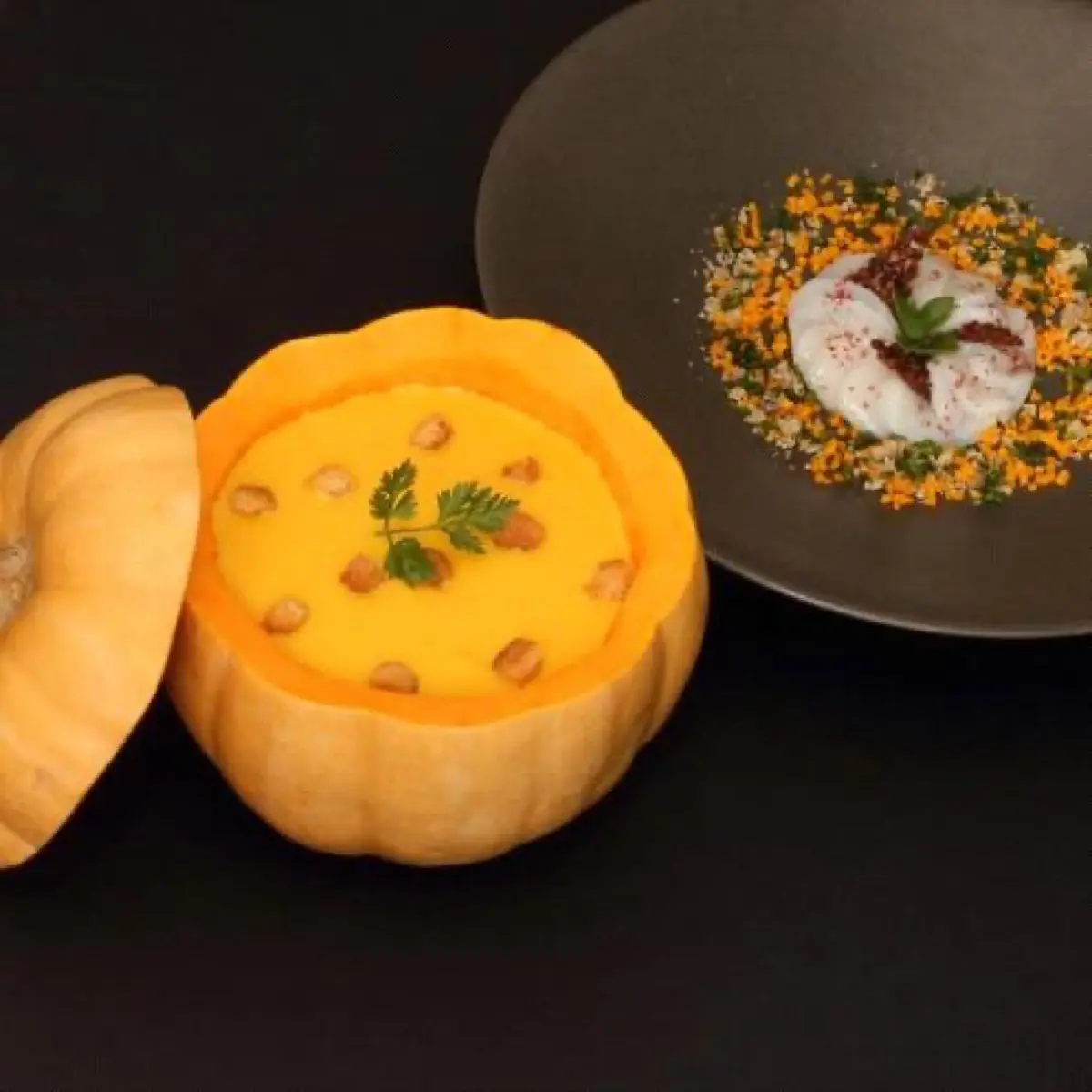 Noix de Saint-Jacques marinées au gin servies dans une crème de potiron