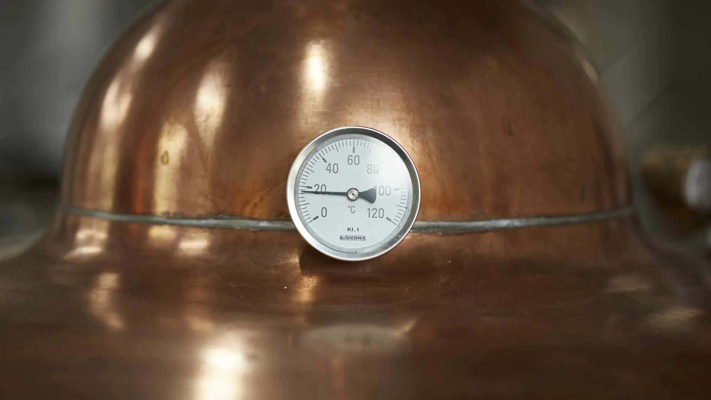 Chapiteau en cuivre de l’alambic avec son thermomètre rond