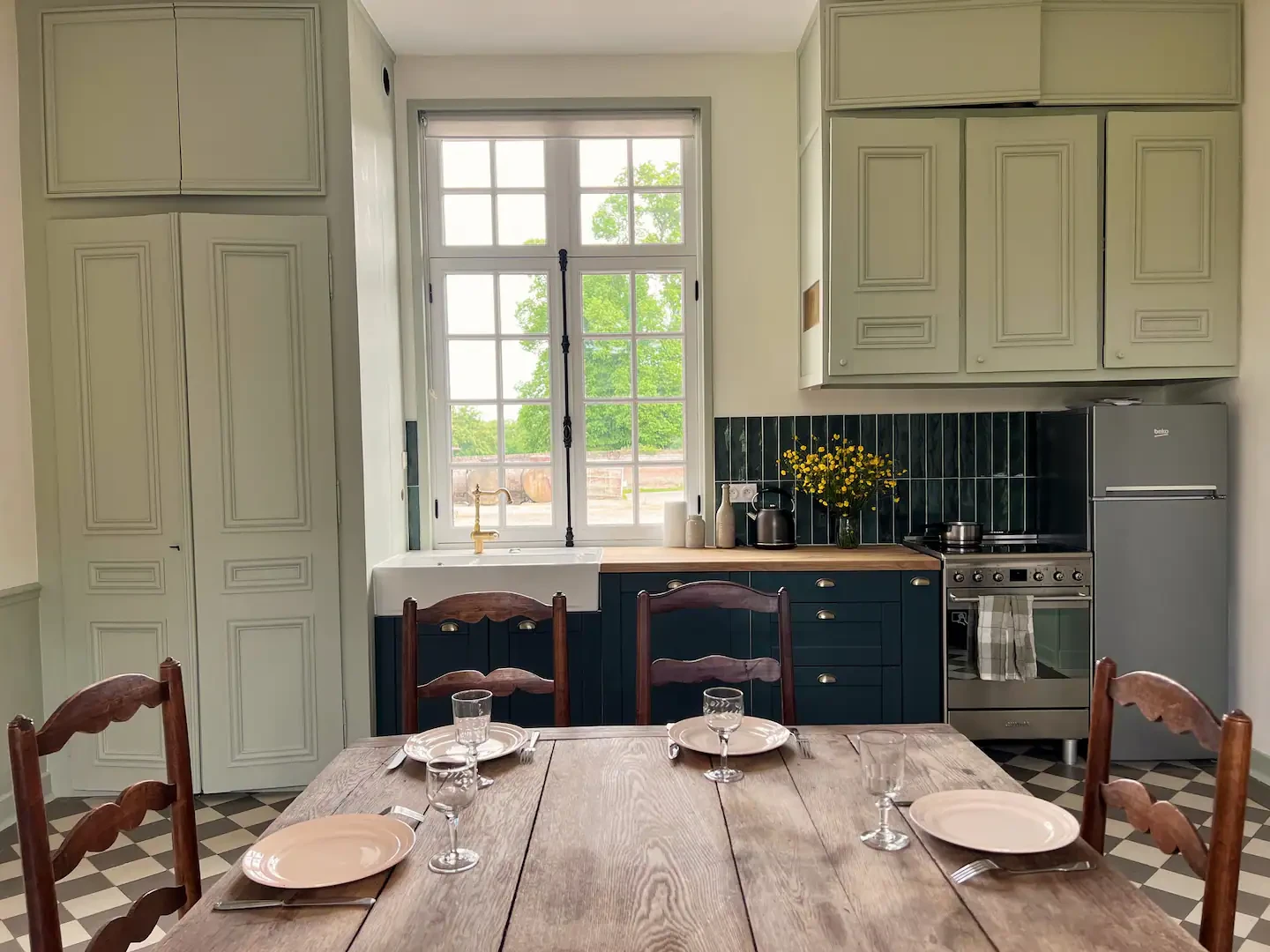 cuisine équipée et table de ferme