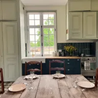 cuisine équipée et table de ferme