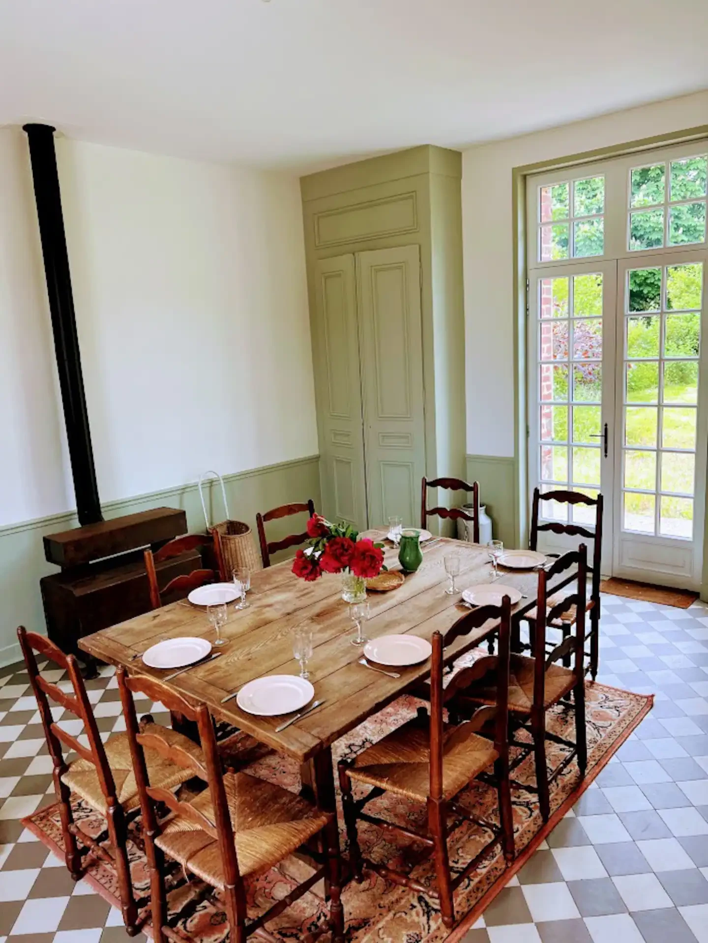 poêle à bois d'autrefois et grande table de ferme