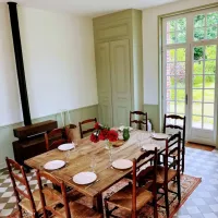 poêle à bois d'autrefois et grande table de ferme