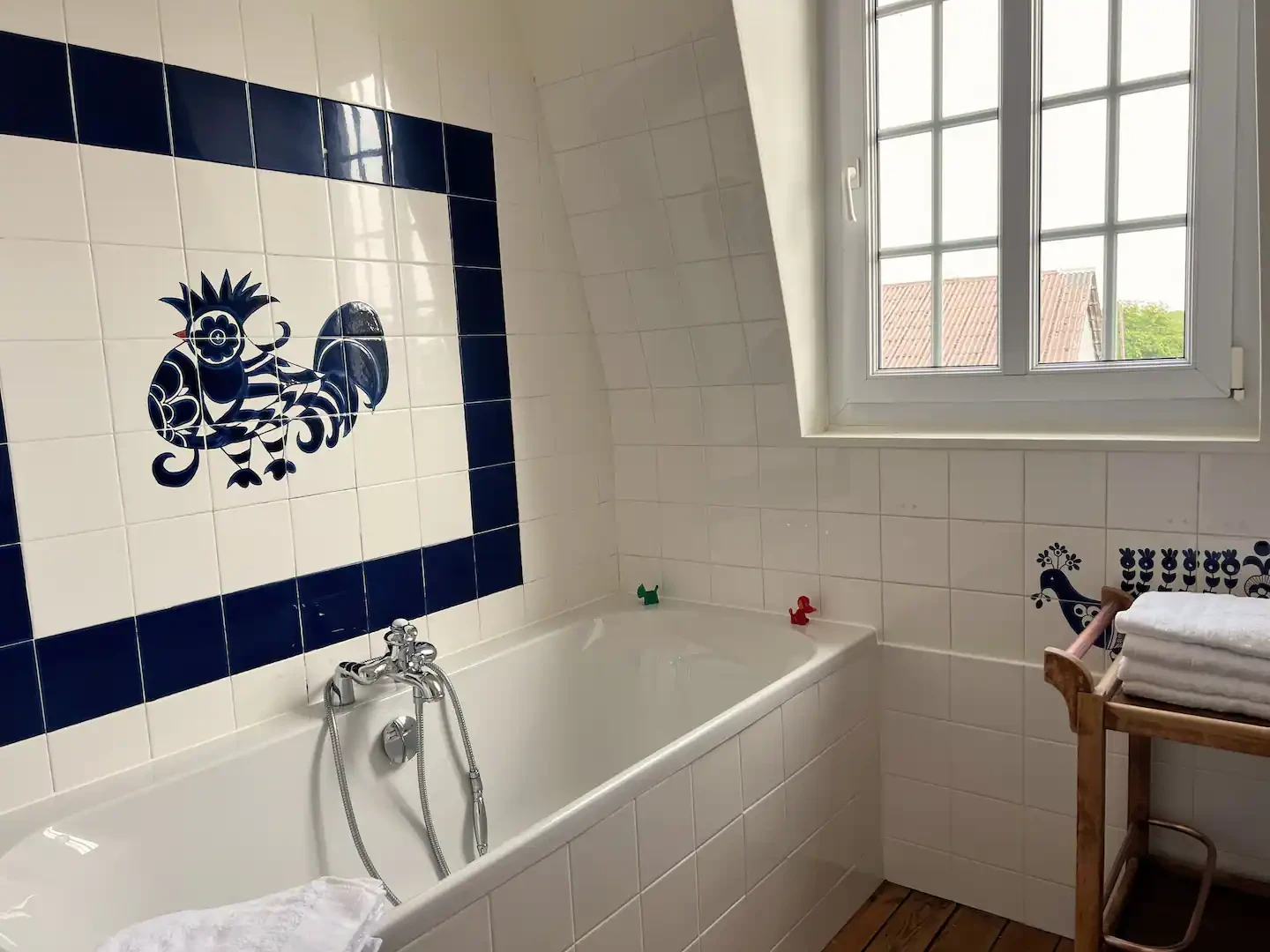  salle de bain avec baignoire