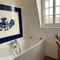  salle de bain avec baignoire