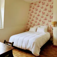 chambre avec un lit de 160 avec douche et lavabo