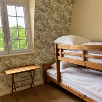 chambre avec un lit superposé et un matelas